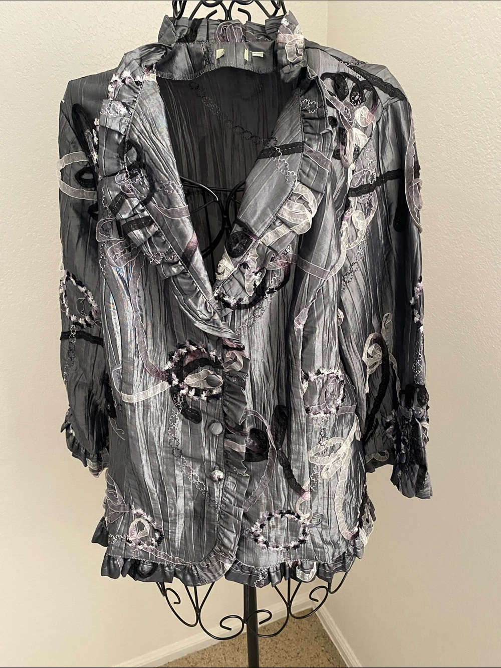 Crinkled Ruffle-Trim Button Front Top - Gray Floral